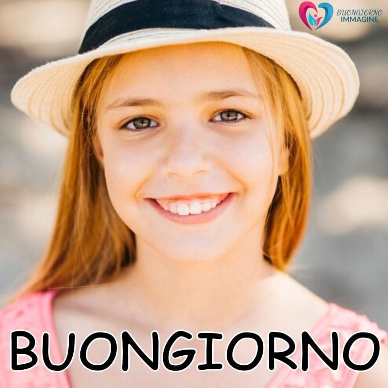 Una ragazza allegra con lunghi capelli arancioni che indossa un cappello di paglia e una maglietta rosa, sorridente con il testo "BUONGIORNO" e il logo "Immagini" sullo sfondo.