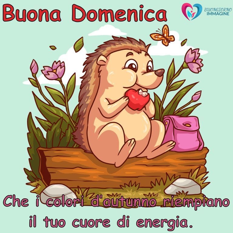 Un'illustrazione colorata di un riccio carino seduto su un tronco, che tiene un cuore rosso, circondato da fiori viola, una farfalla e un cielo chiaro con nuvole, con il testo "Buona Domenica" e "Che i colori d'autunno riempiano il tuo cuore di energia" in rosa.
