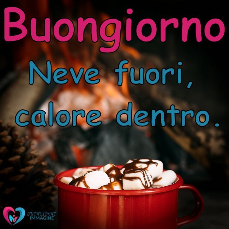 Un'immagine accogliente di una tazza rossa piena di cioccolata calda con panna montata e cioccolato colato, sullo sfondo di un fuoco scoppiettante, con il testo "Buongiorno" in rosa e "Neve fuori, calore dentro" in blu.