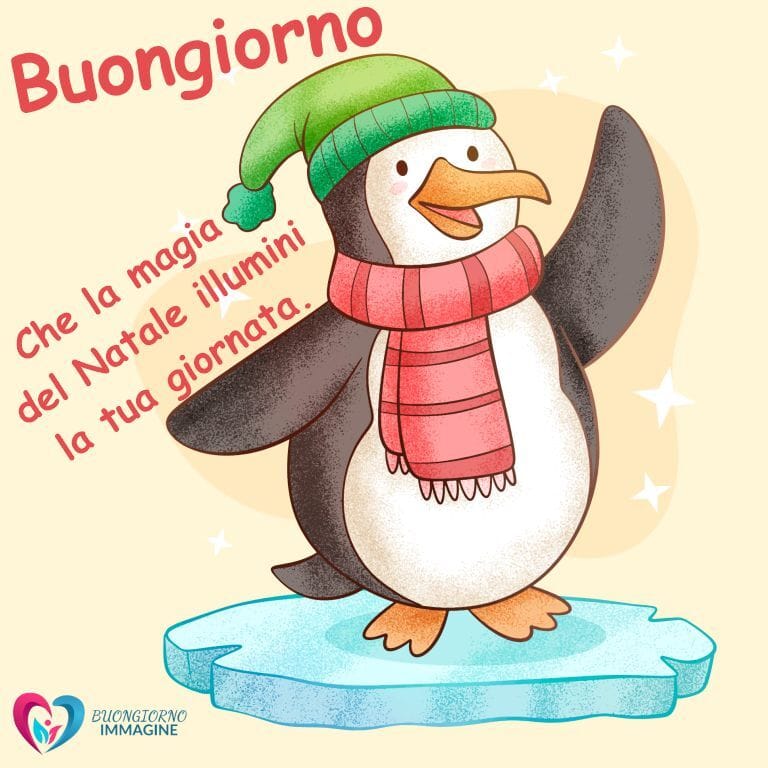 Un'illustrazione allegra di un pinguino con cappello verde e sciarpa rossa che saluta con un'ala, in piedi su un blocco di ghiaccio, con il testo "Buongiorno" in rosa e "Che la magia del Natale illumini la tua giornata" in rosso.