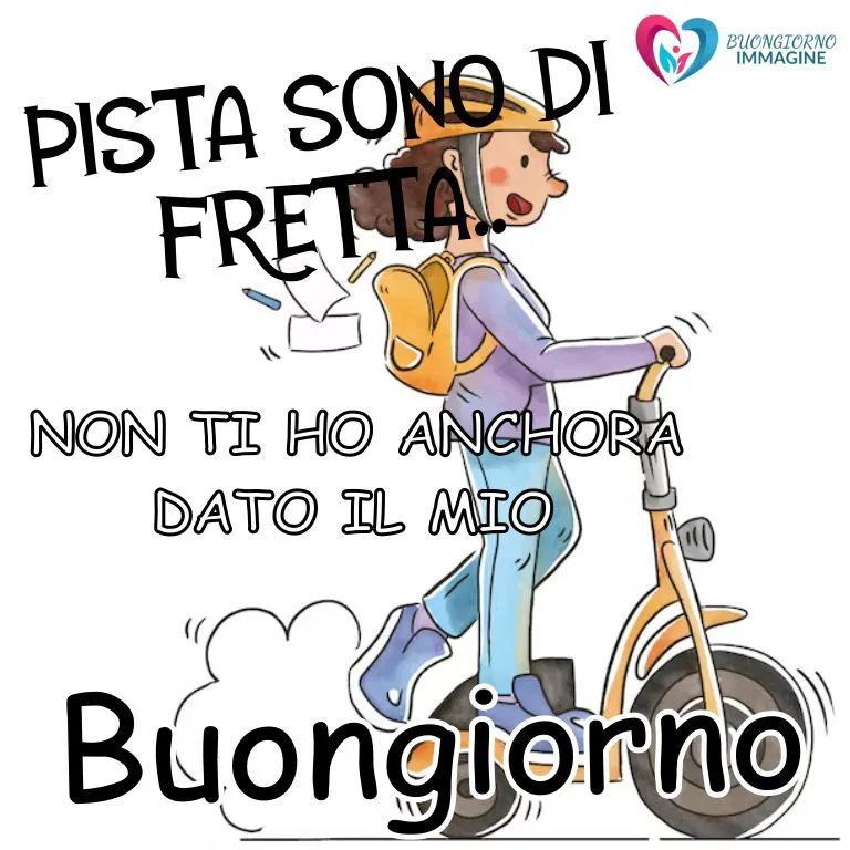 Ragazza con casco e zaino in monopattino elettrico dice pista sono di fretta per il buongiorno