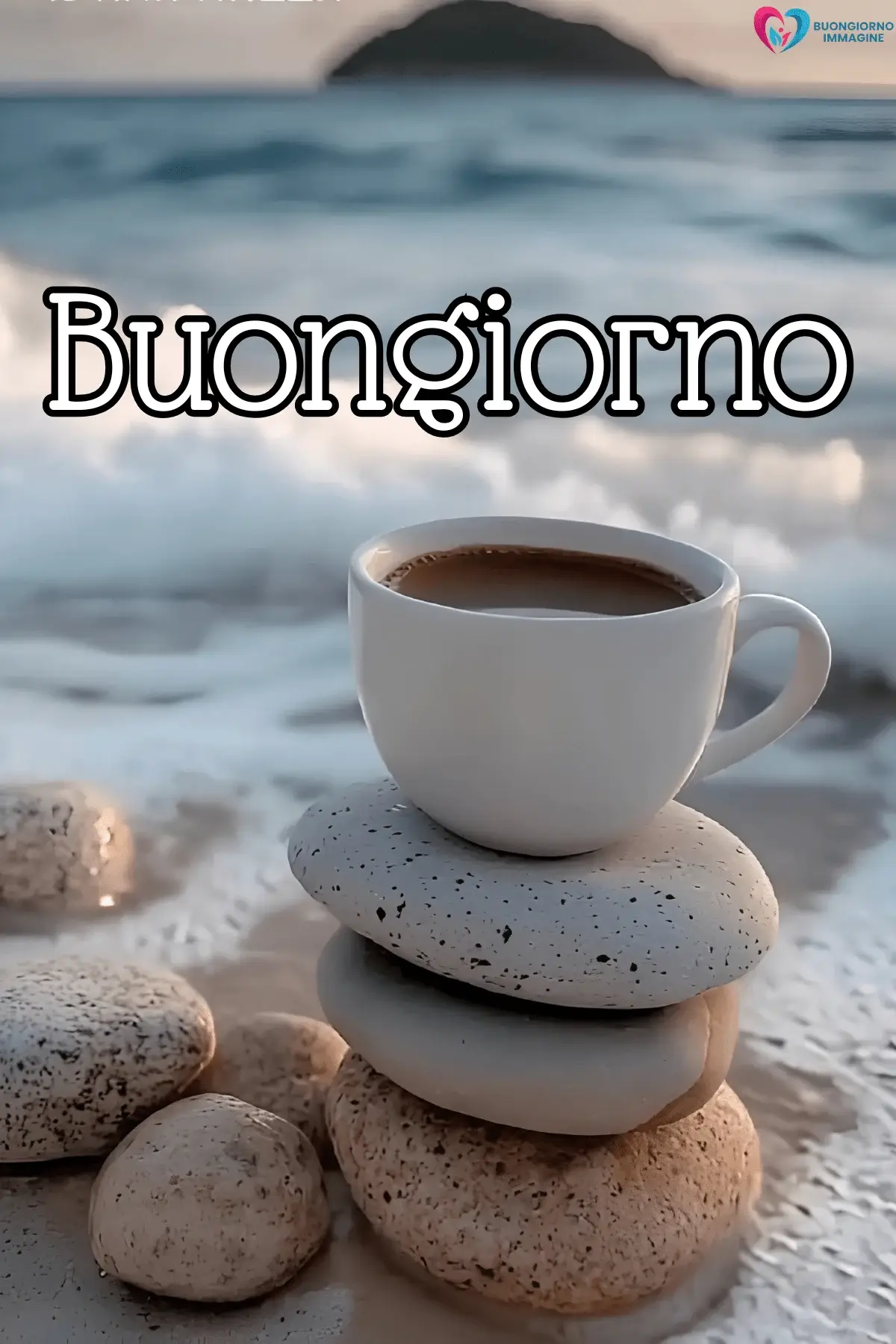 Tazza di caffè su pietre equilibrate sulla spiaggia al tramonto, immagini buongiorno gratis