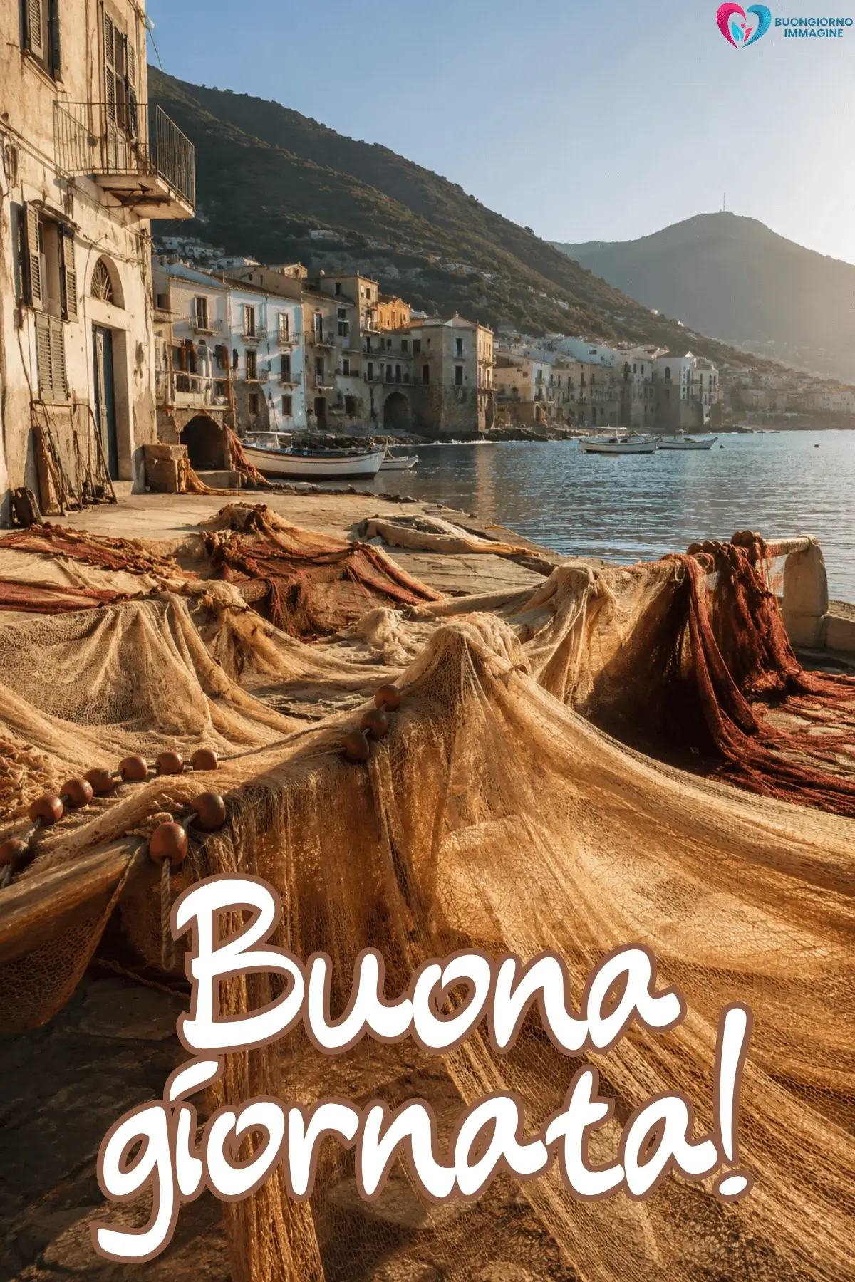 immagini buongiorno estate con barche colorate e porto montagne