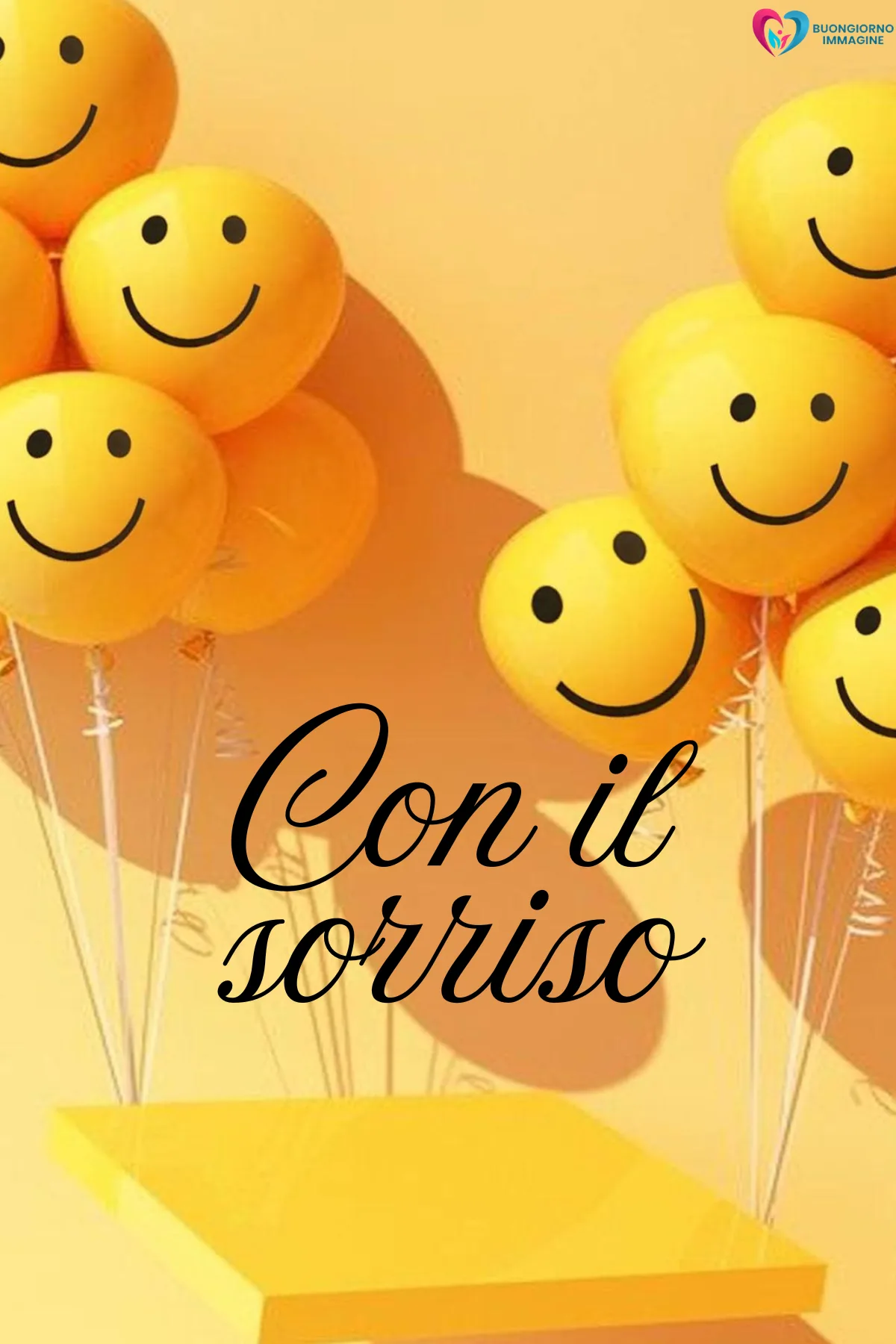buona giornata gratis whatsapp con montagne e nebbia leggera