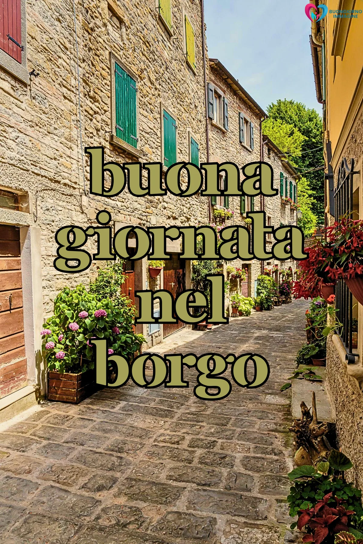 buona giornata immagini bellissime con montagne e nebbia leggera