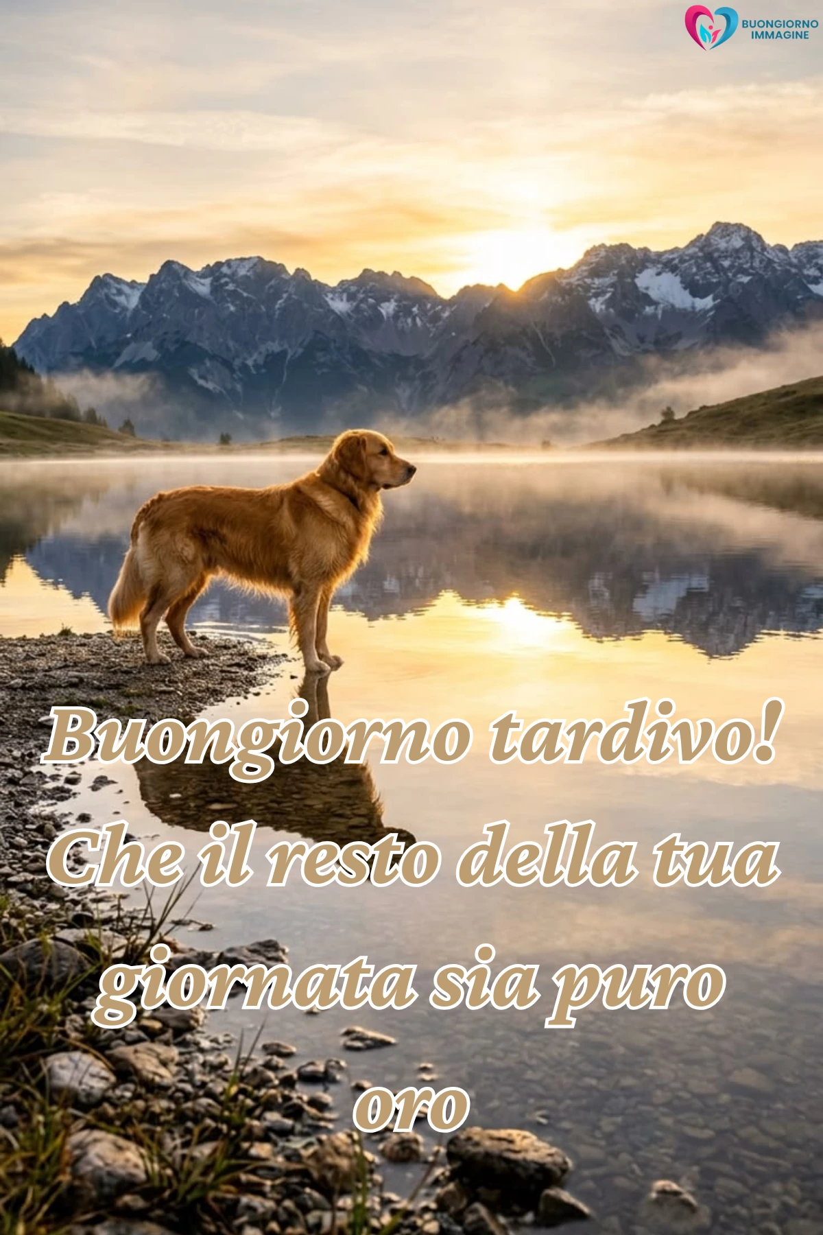 buongiorno in ritardo simpatico con colazione e tazza fumante