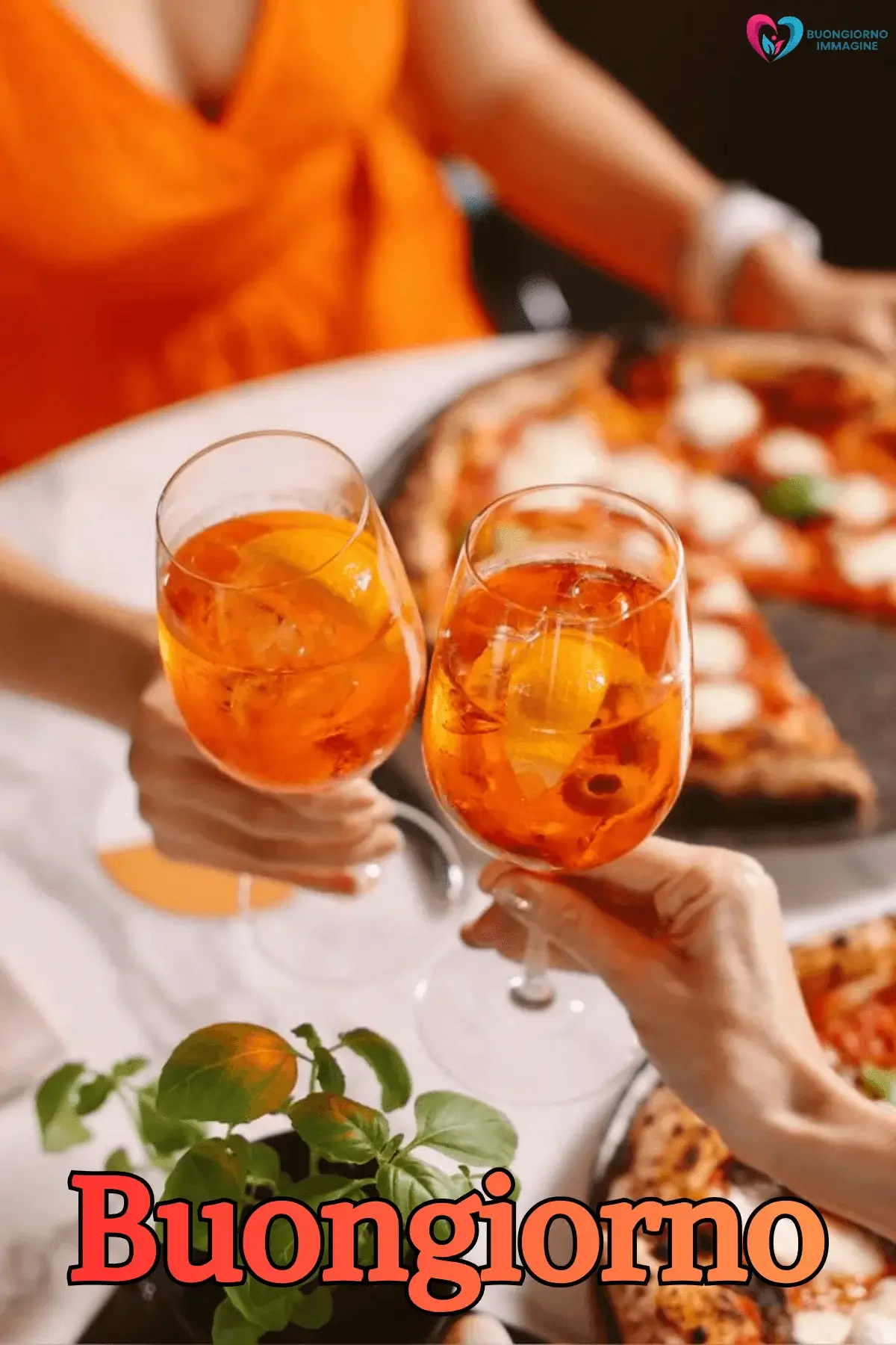 buongiorno estivo gratis bicchieri pizza mani tavolo conviviale