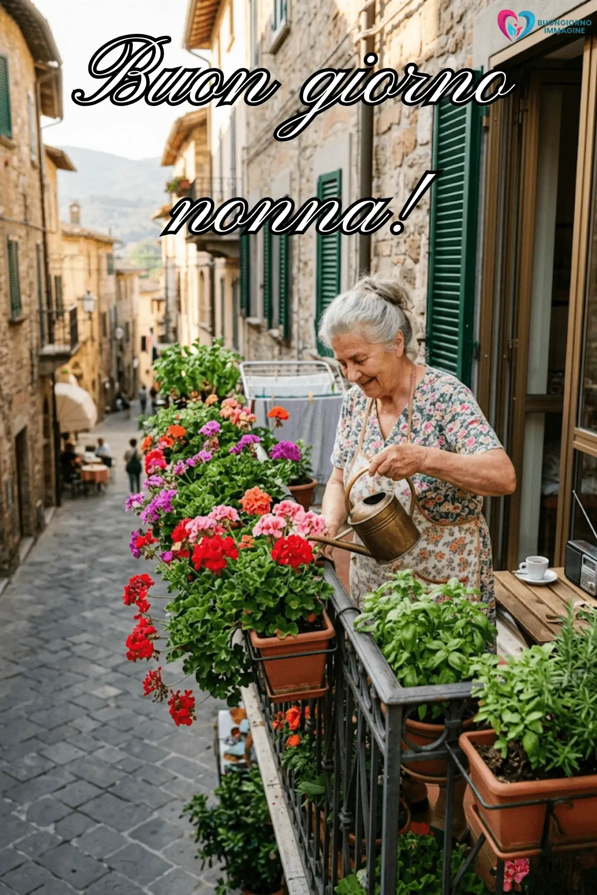 buongiorno estivo bellissimo donna balcone fiorito gerani colorati