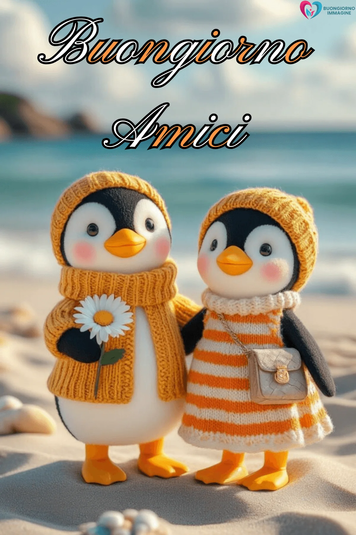 Due pinguini giocattolo in maglia arancione sulla spiaggia, buongiorno amici immagini gratis per WhatsApp