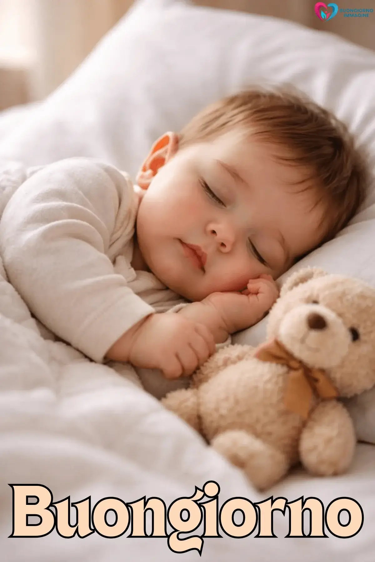 Neonato che dorme sereno con orsacchiotto, buongiorno bambini, immagini gratis per WhatsApp