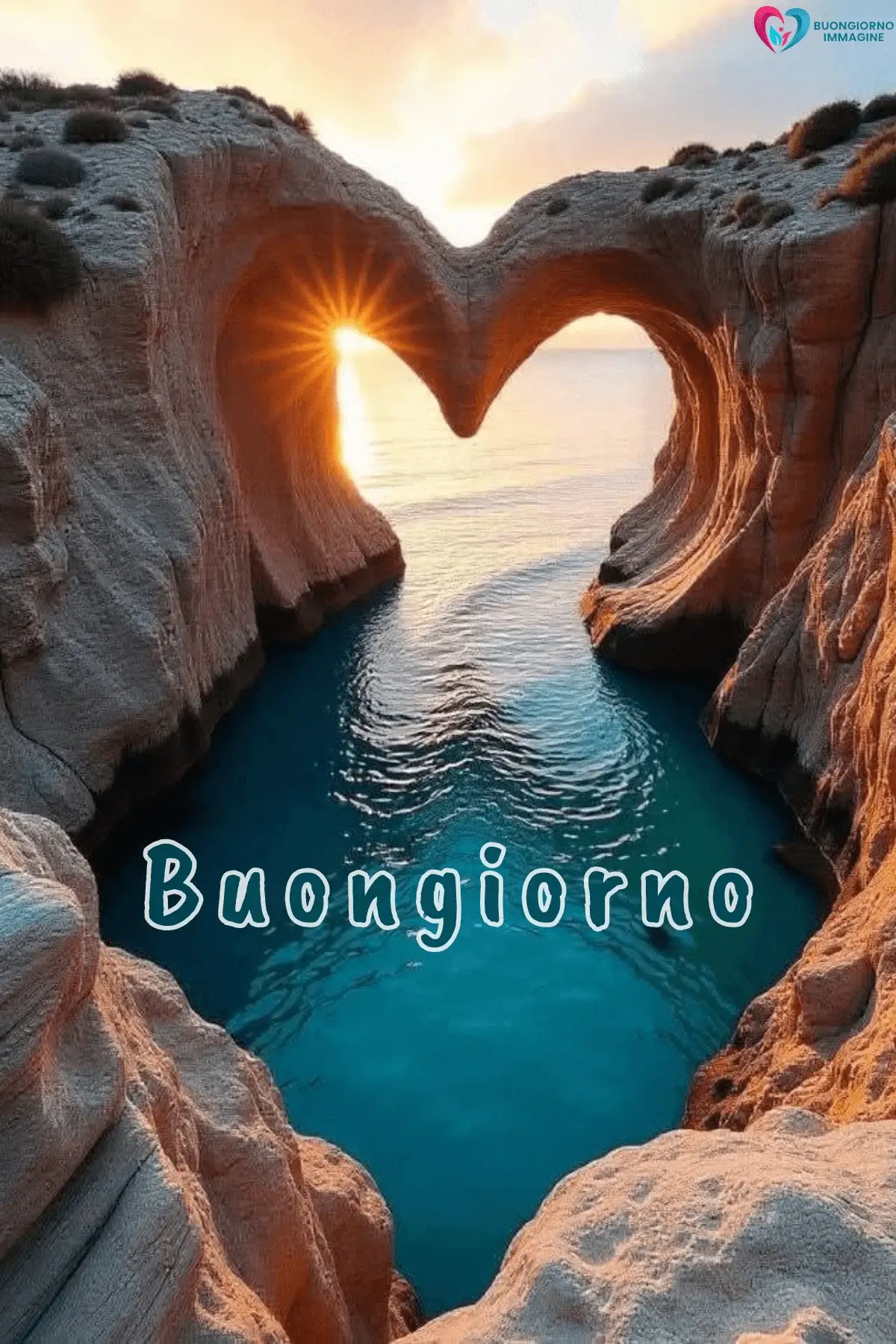 Arco di roccia a forma di cuore sul mare al tramonto, buongiorno cuore immagini gratis per WhatsApp