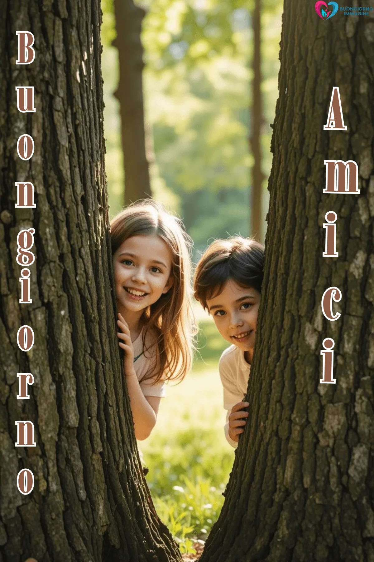 Due bambini sorridenti tra tronchi d'albero nel bosco, buongiorno amici immagini gratis per WhatsApp