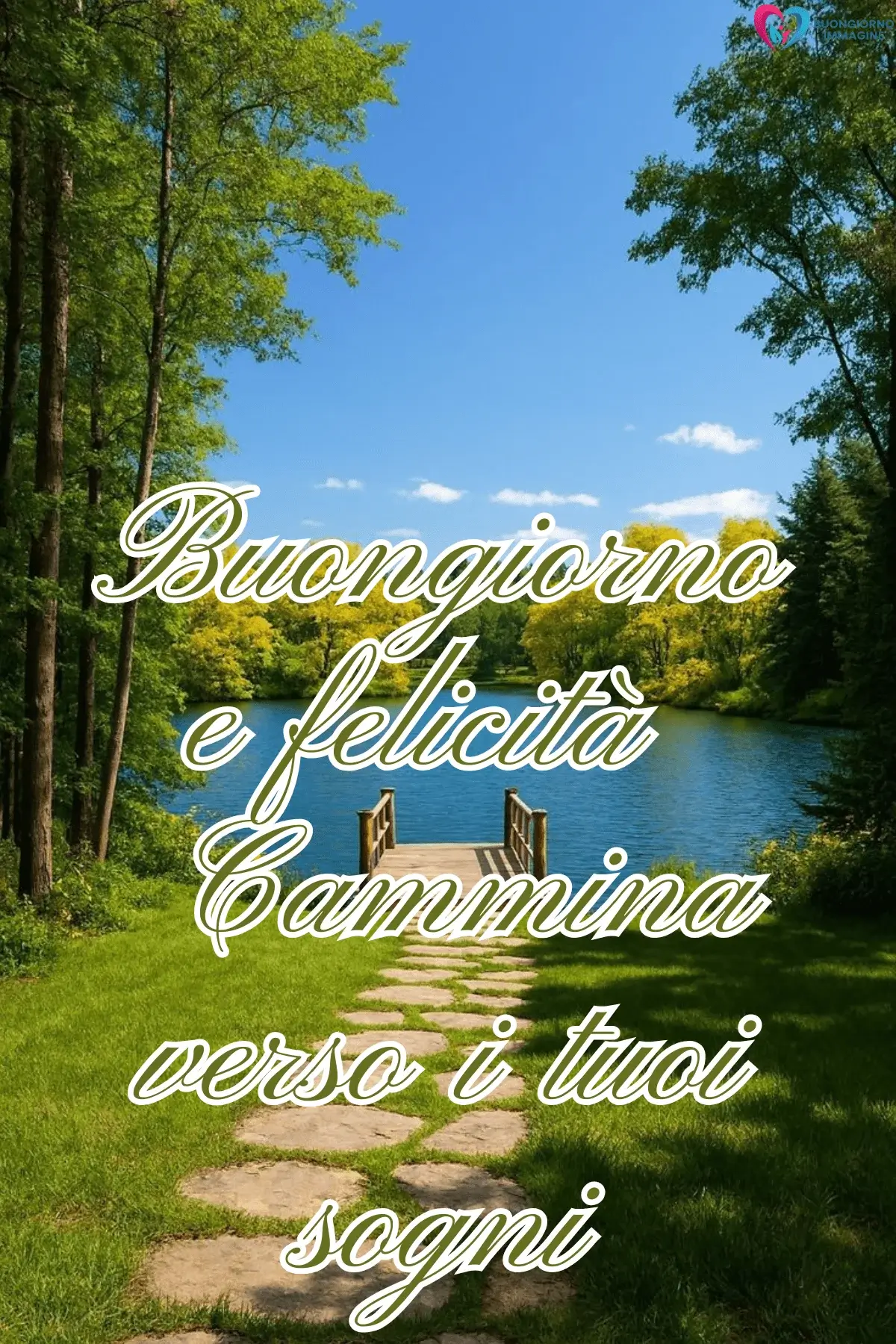 Lago sereno con pontile e vialetto in pietra tra alberi verdi, frasi del buongiorno immagini gratis per WhatsApp