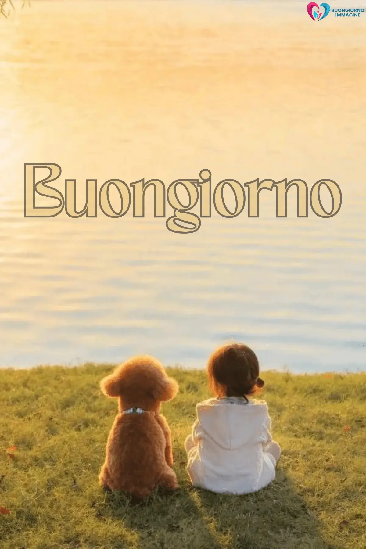 Bambina e cagnolino seduti sul prato al tramonto sul lago, buongiorno bambini, immagini gratis per WhatsApp