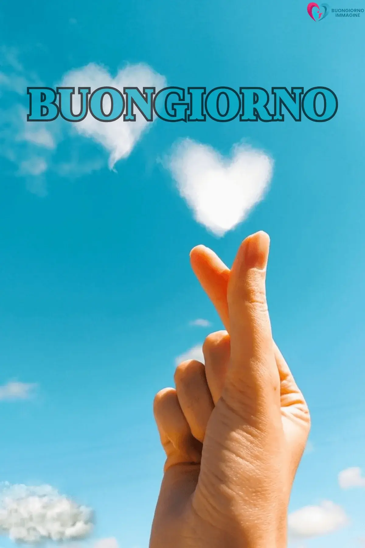Mano con gesto cuore coreano e nuvola a forma di cuore nel cielo azzurro, buongiorno cuore immagini gratis per WhatsApp
