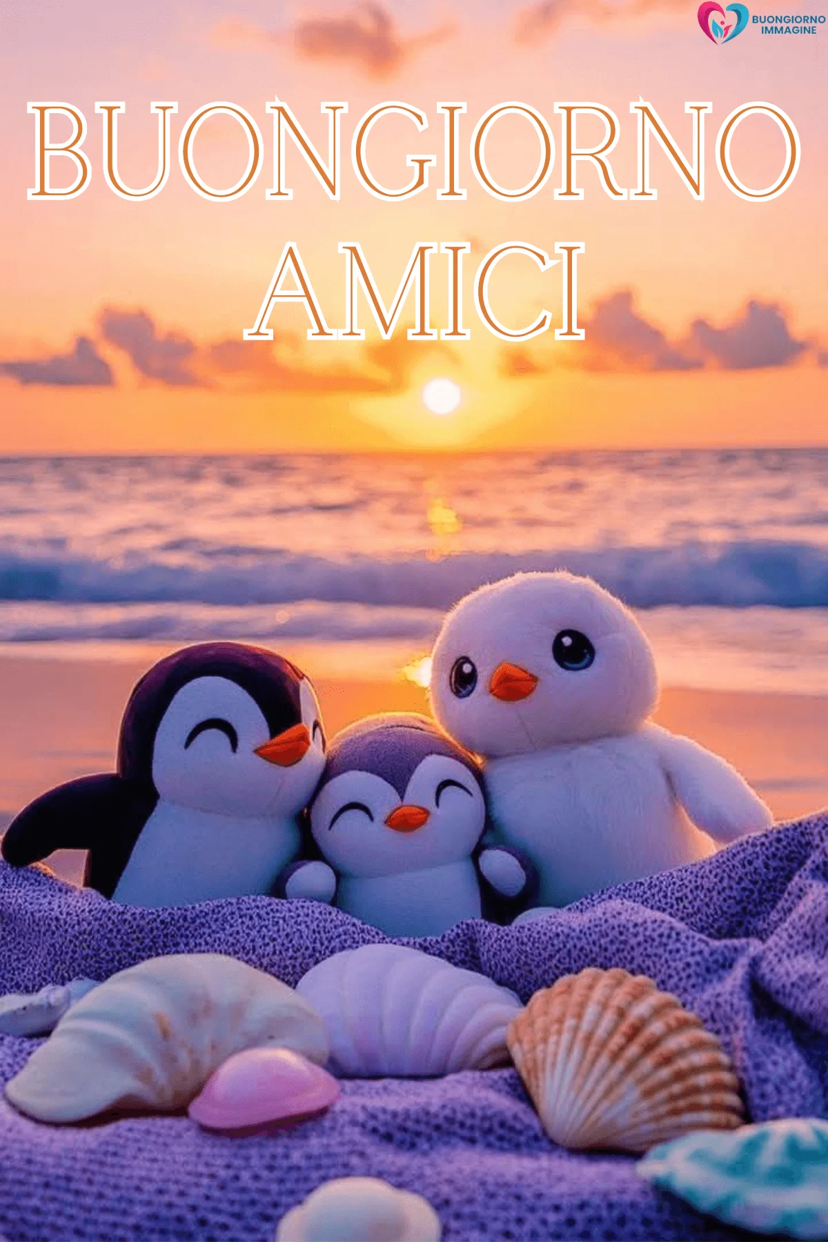 Peluche pinguini sorridenti sulla spiaggia al tramonto, buongiorno amici immagini gratis per WhatsApp