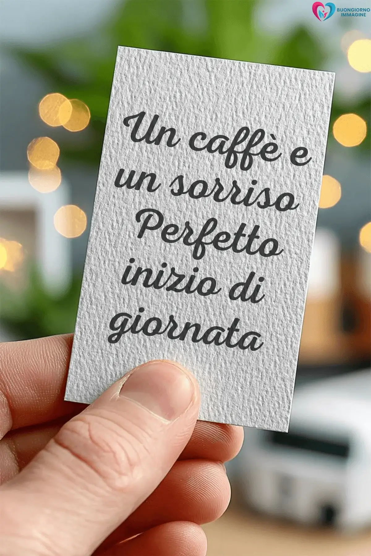 Mano regge bigliettino con frase caffè e sorriso, buongiorno frasi nuove, immagini gratis per WhatsApp