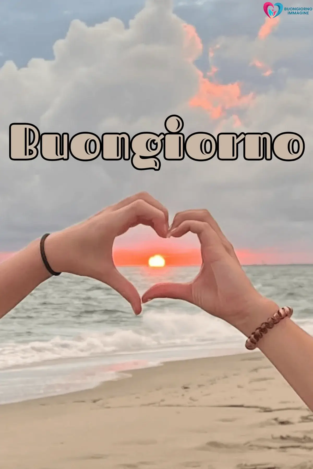 Mani a cuore con tramonto sul mare, buongiorno cuore, immagini gratis per WhatsApp