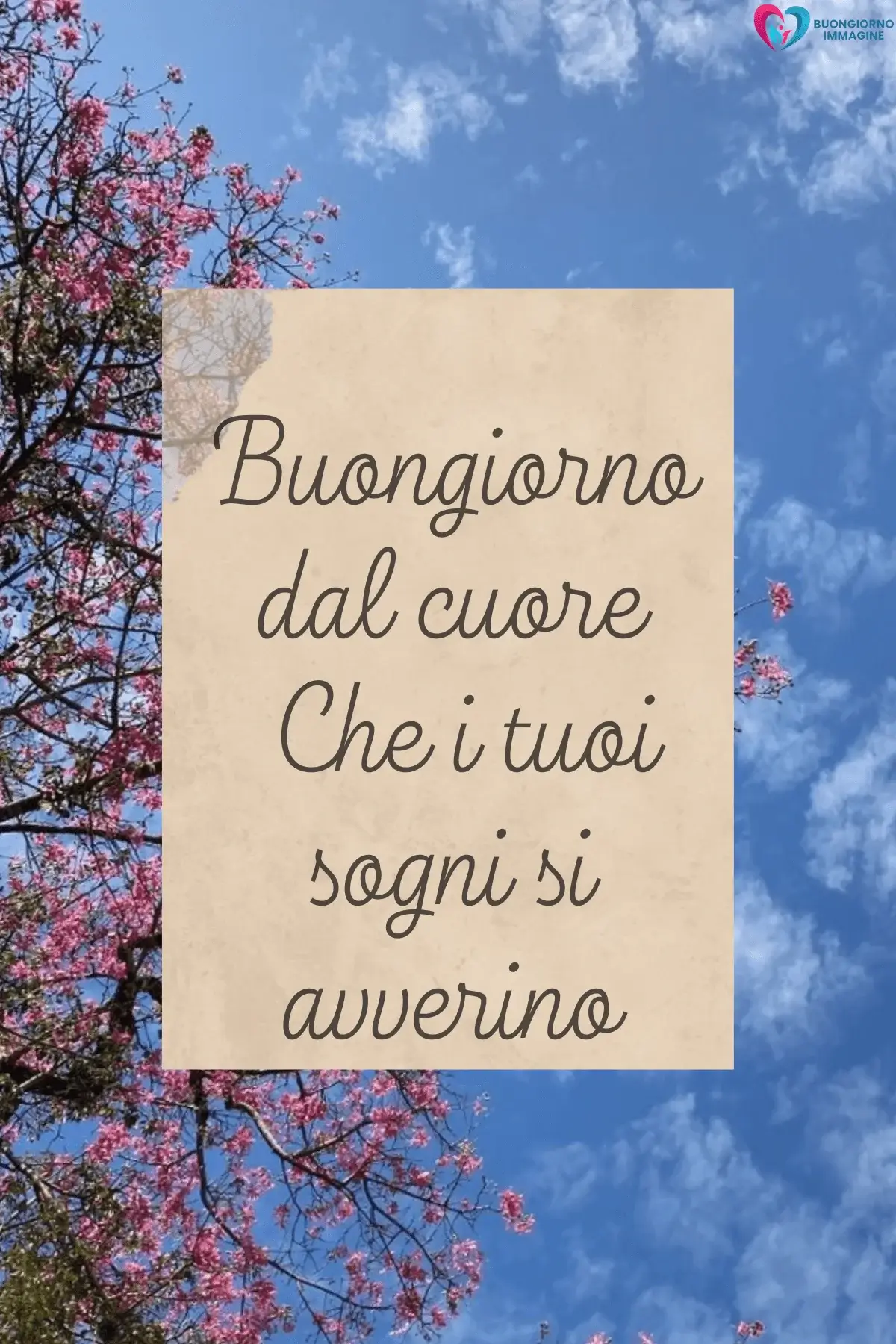 Albero in fiore rosa su cielo azzurro con frasi buongiorno affettuoso, immagini gratis per WhatsApp
