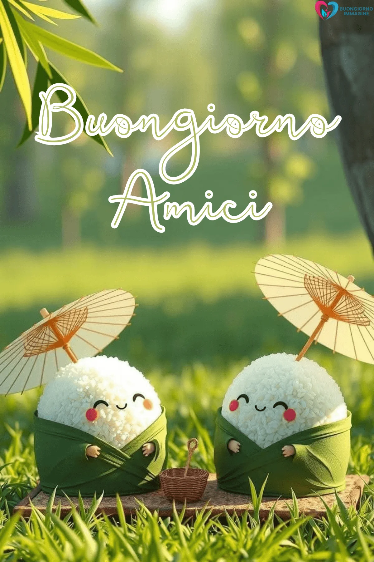 Due onigiri kawaii sorridenti con ombrellini in un prato verde, buongiorno amici immagini gratis per WhatsApp