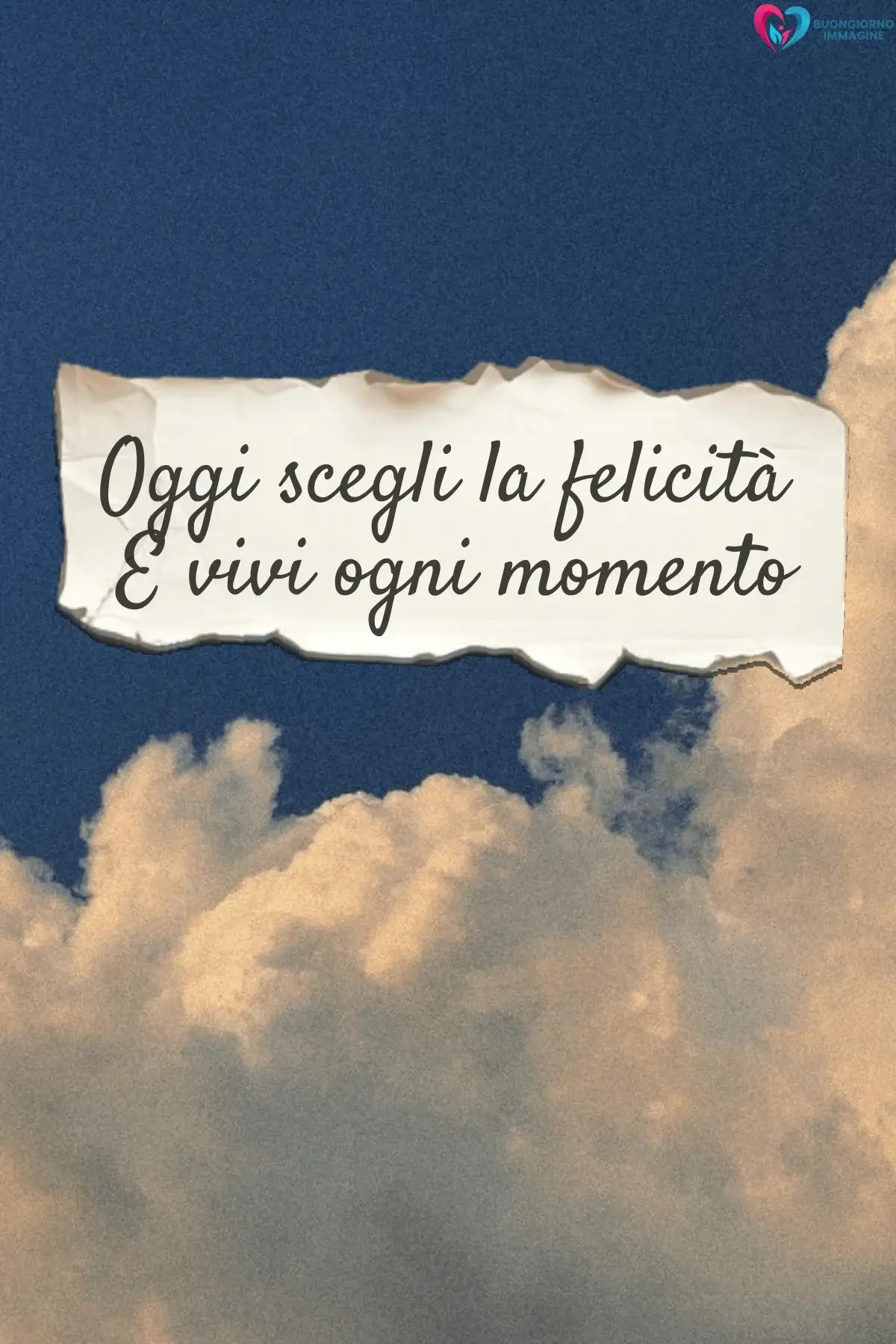 Cielo blu con nuvole e frase motivazionale su carta strappata, buongiorno frasi positive, immagini gratis per WhatsApp