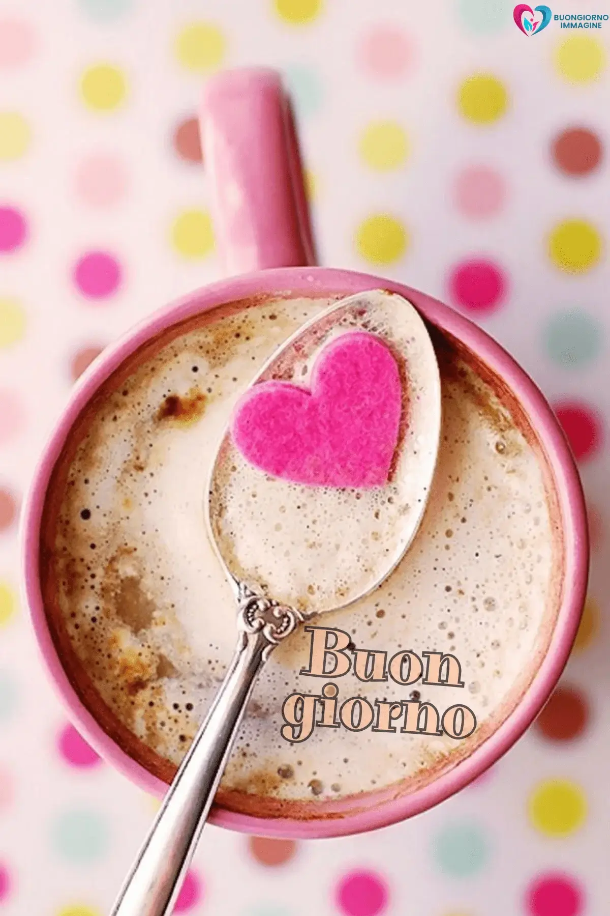 Tazza rosa con caffè e cuore fucsia su cucchiaio, buongiorno cuore, immagini gratis per WhatsApp