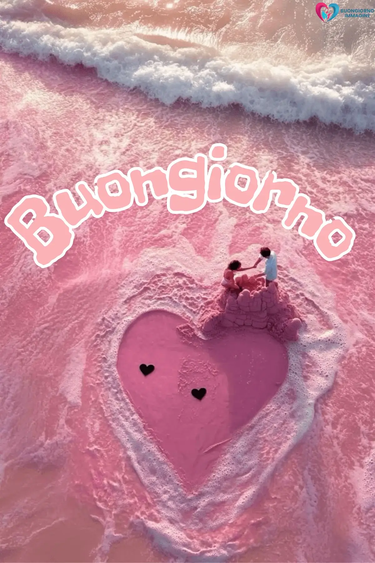Spiaggia rosa con onde bianche, cuore disegnato sulla sabbia e due figure che costruiscono un castello. Buongiorno cuore.