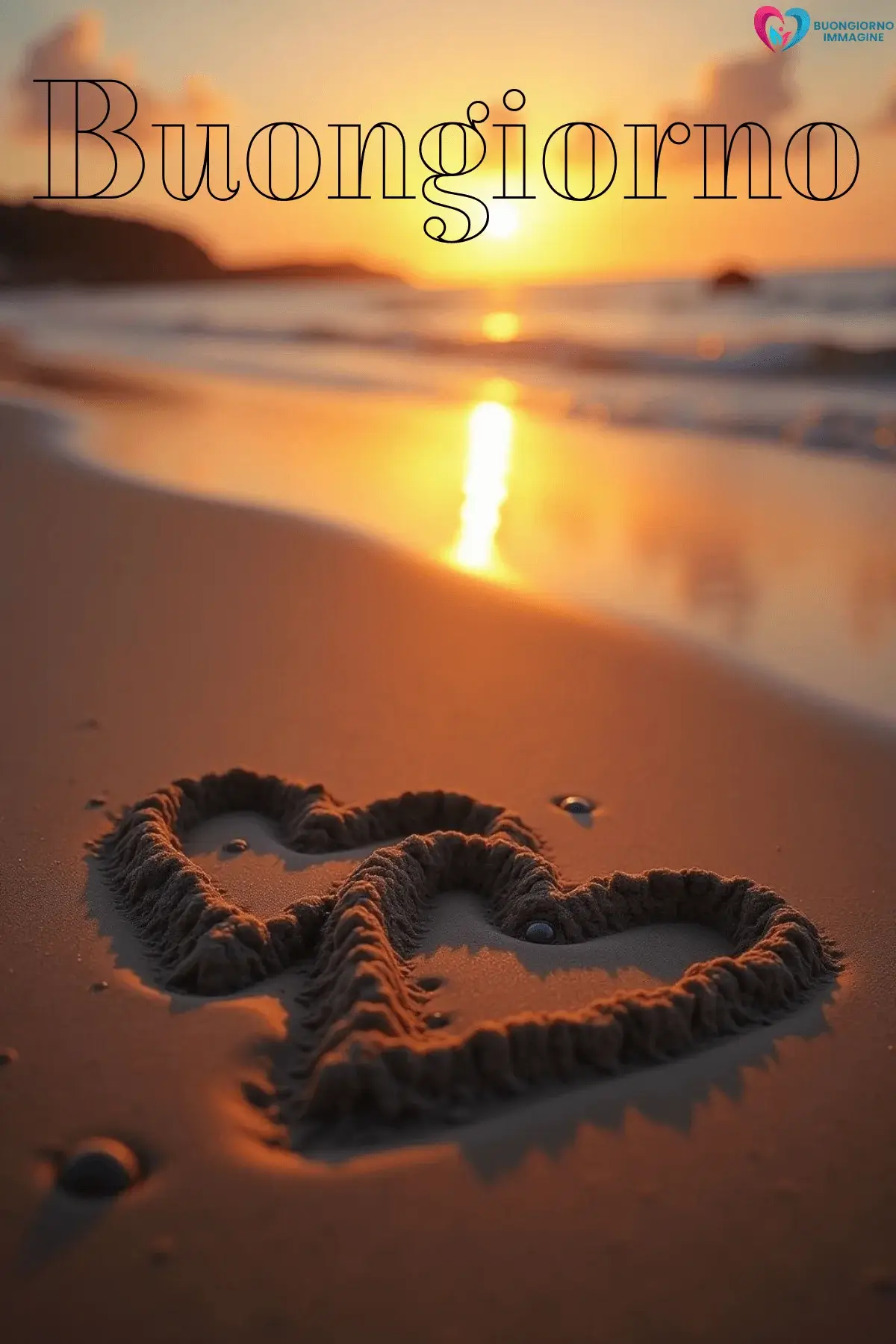 Cuore disegnato sulla sabbia al tramonto sul mare, buongiorno con il cuore immagini gratis per WhatsApp