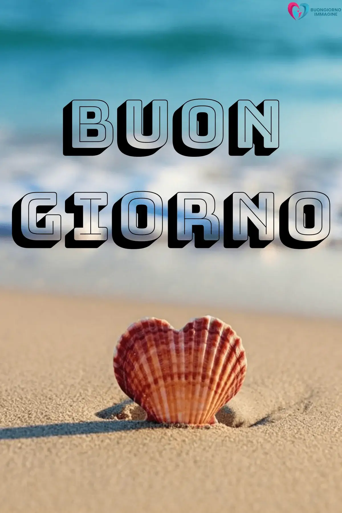Conchiglia a forma di cuore sulla spiaggia al mare, buongiorno con il cuore immagini gratis per WhatsApp
