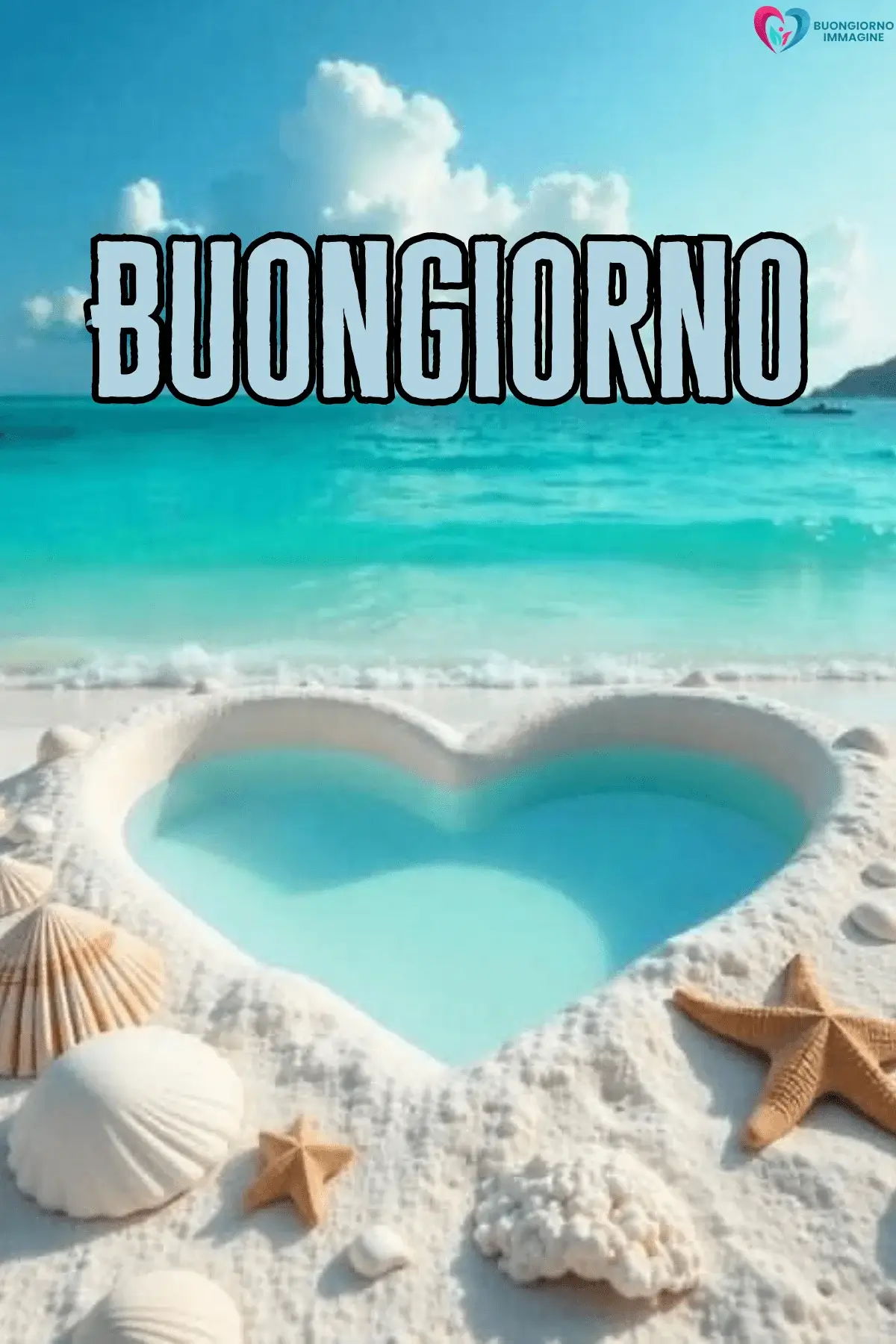 Cuore di sabbia bianca con acqua turchese, conchiglie e stelle marine, buongiorno cuore immagini gratis per WhatsApp