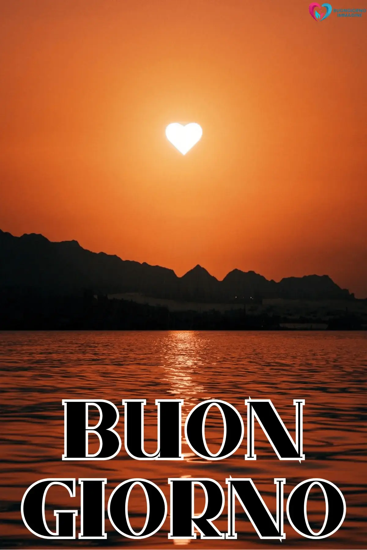 Tramonto arancione con sole a forma di cuore sul lago e montagne, buongiorno cuore, immagini gratis per WhatsApp
