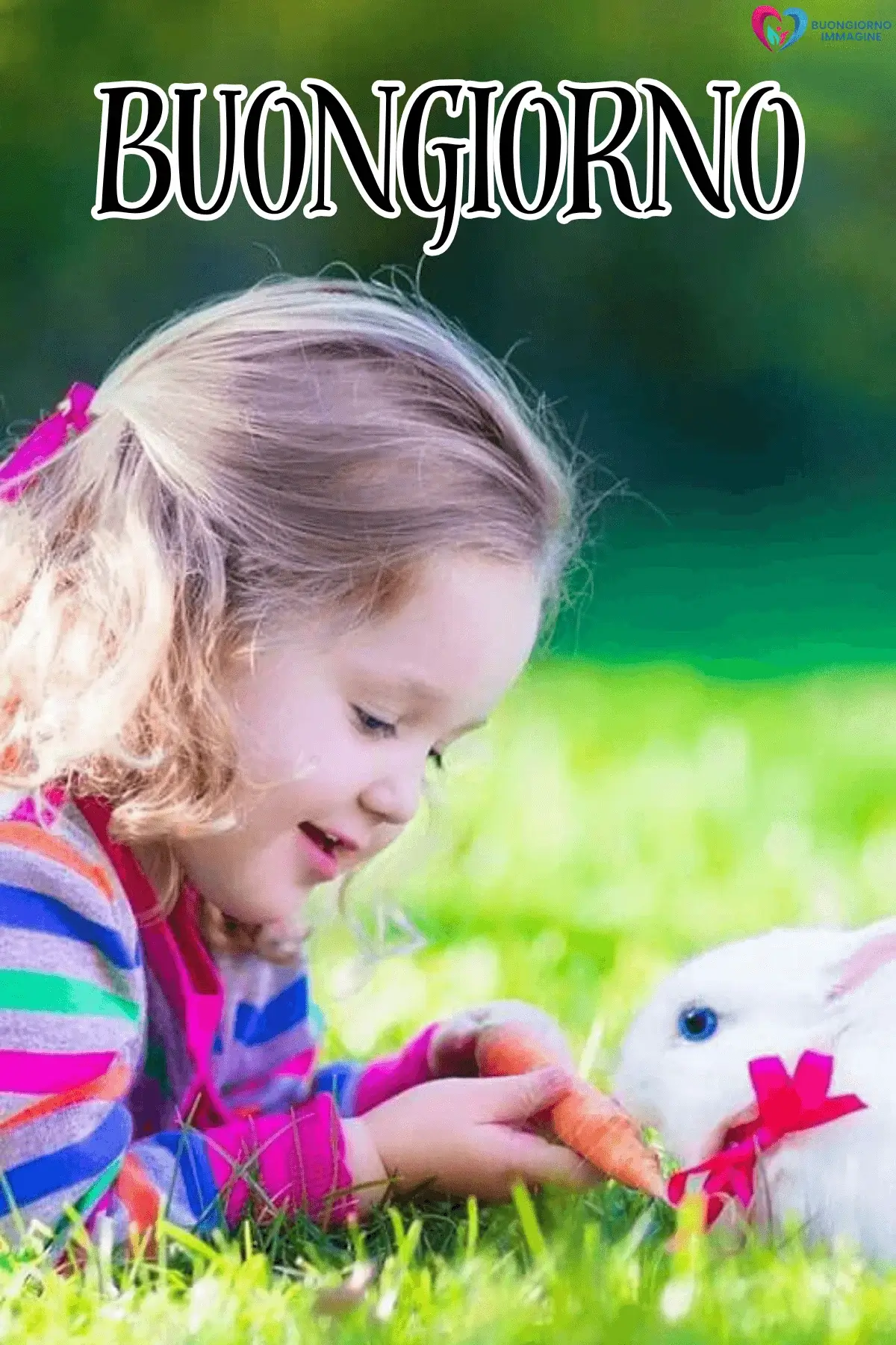Bambina bionda con coniglio bianco sull'erba verde, buongiorno bambini, immagini gratis per WhatsApp