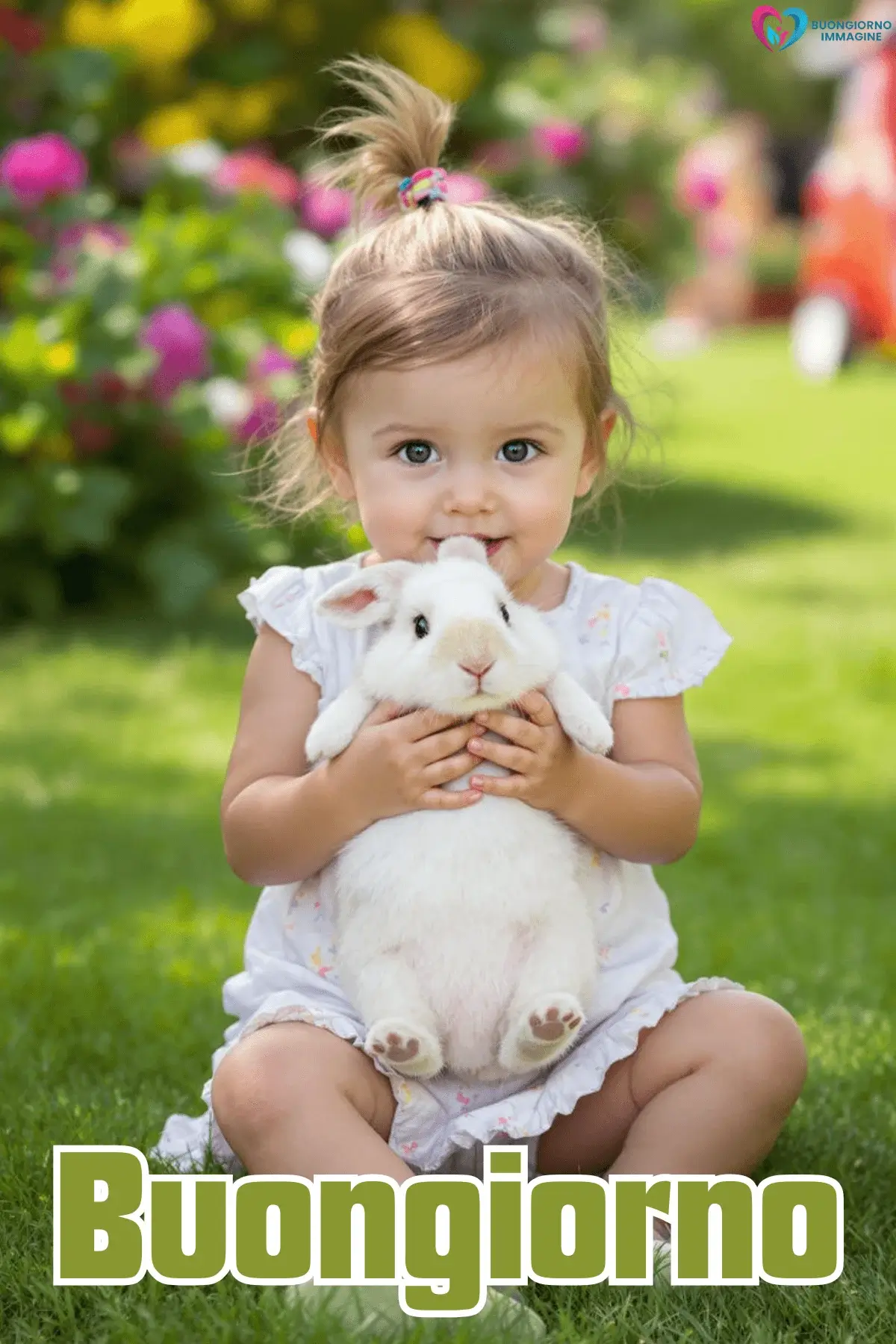 Bambina con coniglietto bianco in giardino fiorito, buongiorno bambini, immagini gratis per WhatsApp