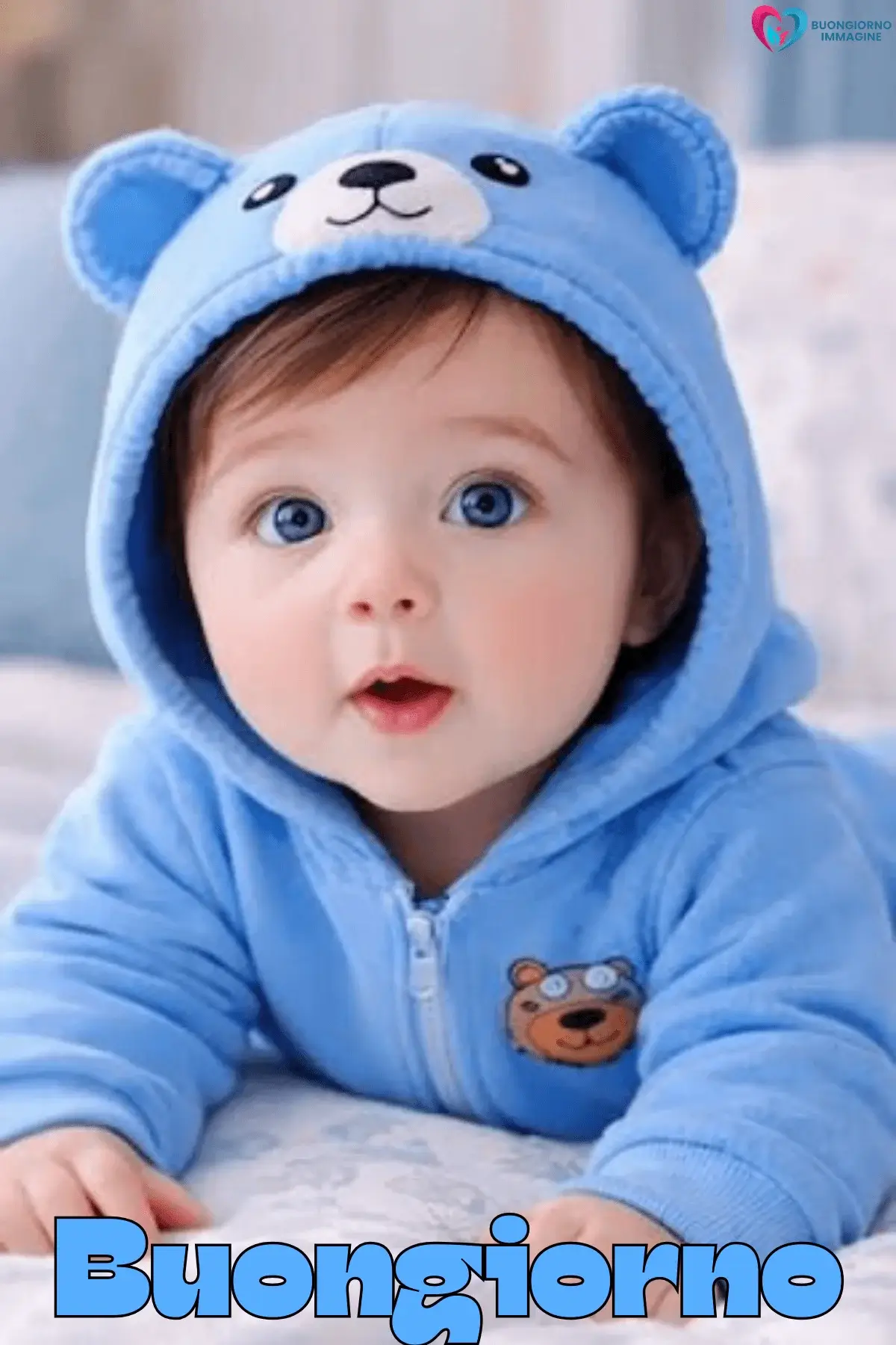 Tenero neonato con occhi azzurri in tutina orsetto blu, buongiorno bambini immagini gratis per WhatsApp