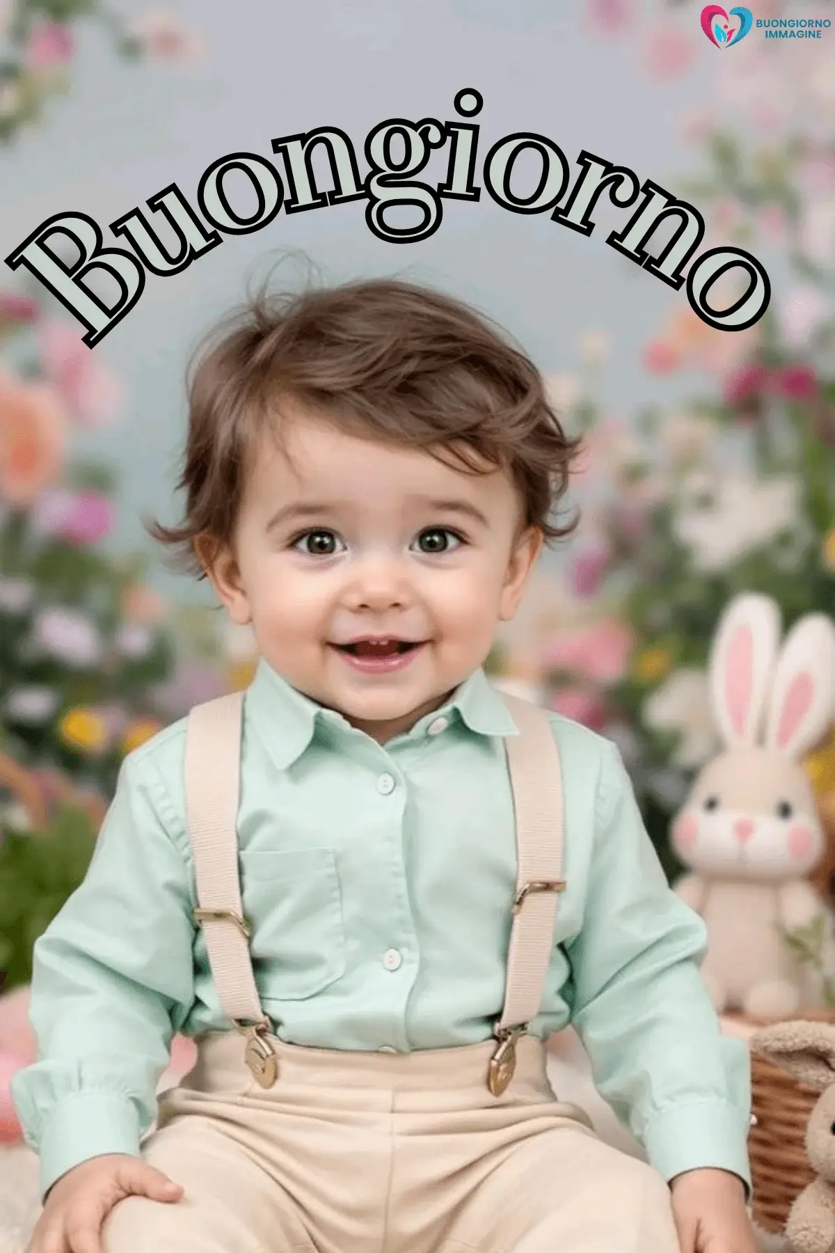Bambino sorridente con camicia verde menta e bretelle, fiori e coniglietto pasquale – buongiorno bambini immagini gratis per WhatsApp
