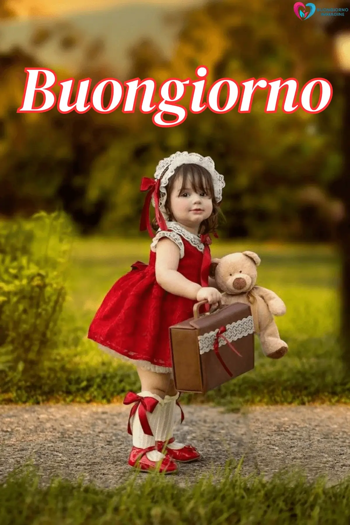 Bambina in vestito rosso con valigia e orsetto, buongiorno bambini, immagini gratis per WhatsApp