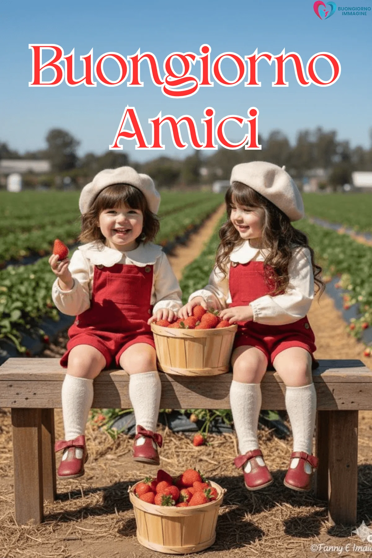 Due bambine con fragole in un campo, buongiorno amici immagini gratis per WhatsApp
