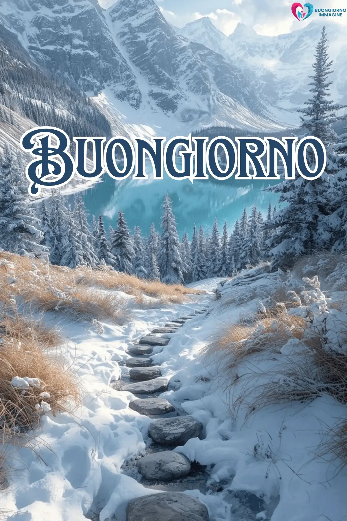 Sentiero innevato verso lago alpino turchese tra abeti, buongiorno invernale immagini gratis per WhatsApp