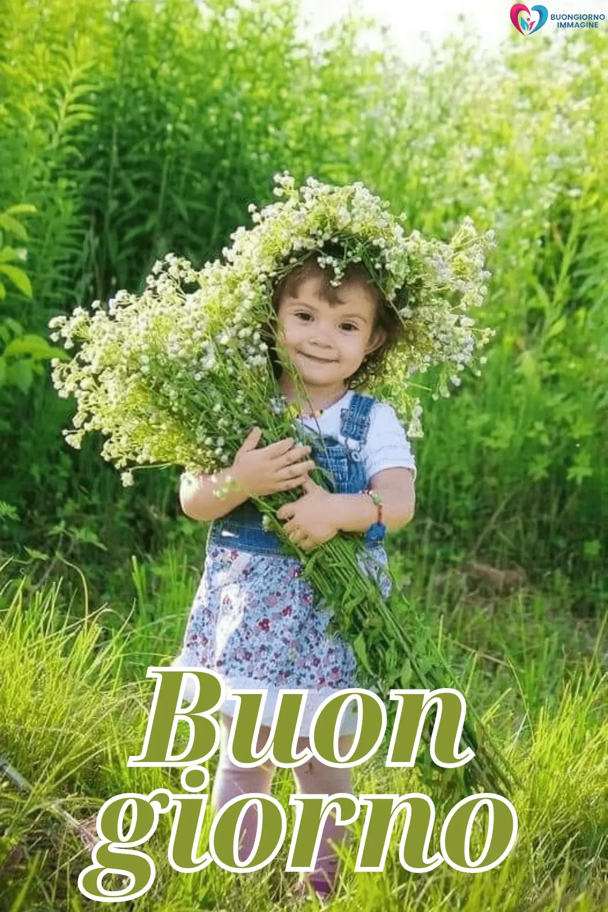Bambina sorridente con corona e mazzo di fiori bianchi nel prato, buongiorno bambini, immagini gratis per WhatsApp