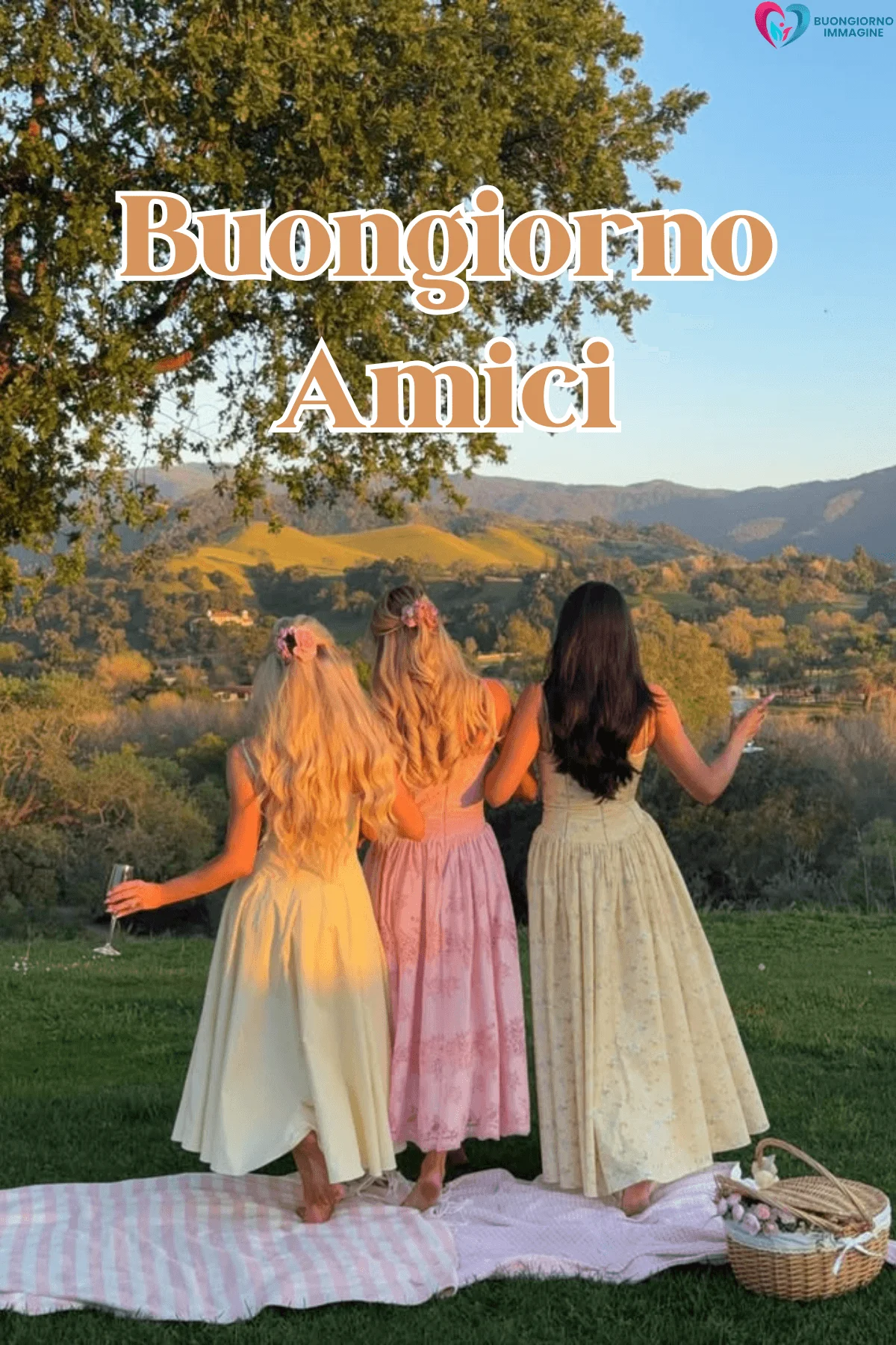 Tre amiche in abiti estivi ammirano il paesaggio al tramonto, buongiorno amici immagini gratis per WhatsApp