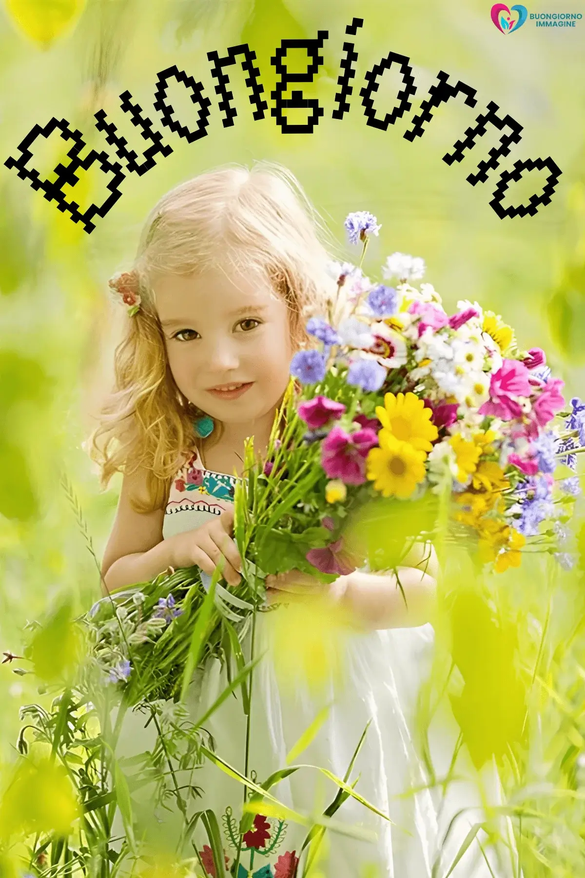 Bambina bionda con mazzo di fiori colorati in un prato verde, buongiorno bambini, immagini gratis per WhatsApp