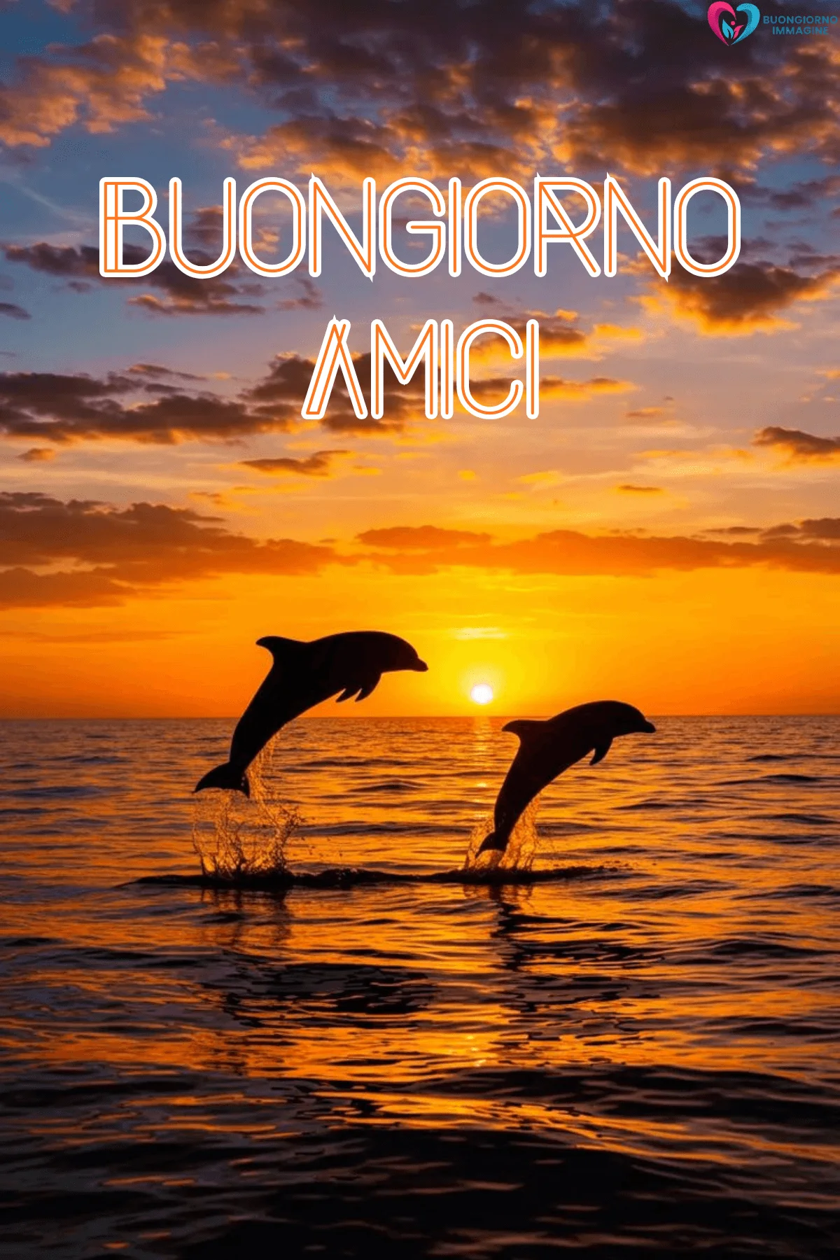 Due delfini che saltano al tramonto dorato sul mare, buongiorno amici immagini gratis per WhatsApp