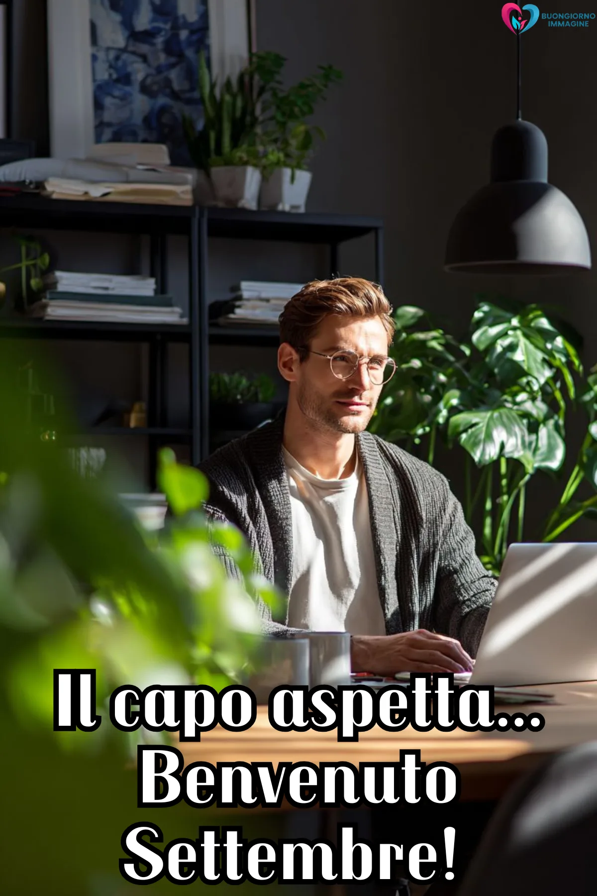 uomo serio al laptop circondato da piante giungla ufficio - buongiornoimmagine.it - settembre 2026