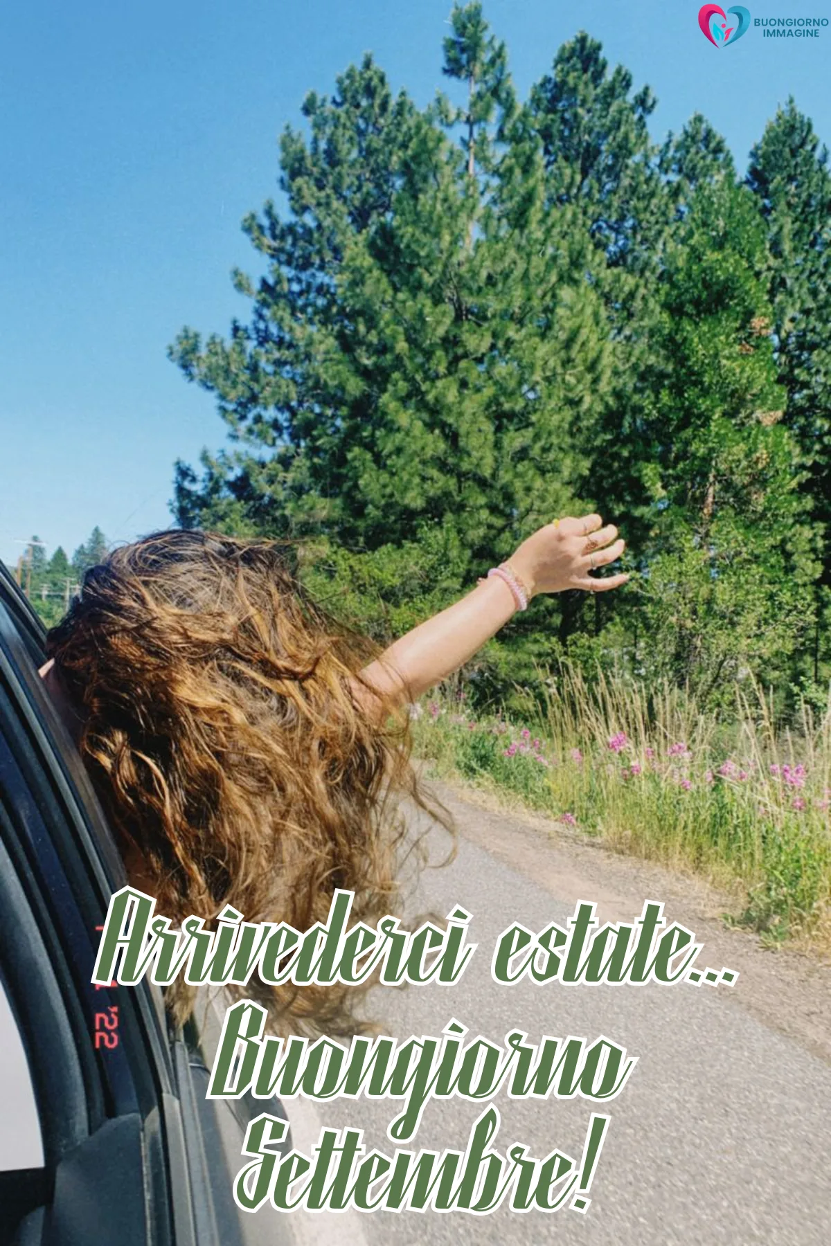 immagini buon settembre divertenti gratis - ragazza saluta estate dal finestrino - immagini nuove gratis per WhatsApp
