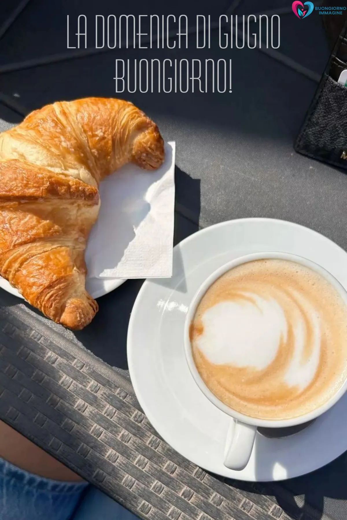 buona domenica di giugno immagini con finestra aperta e luce calda