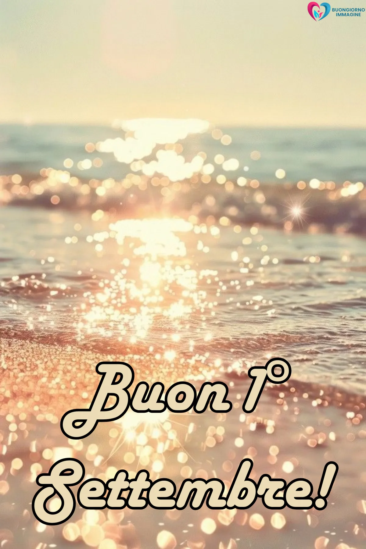 buongiorno settembre - spiaggia soleggiata con riflessi dorati sul mare scintillante - immagini nuove gratis per WhatsApp — buongiornoimmagine.it