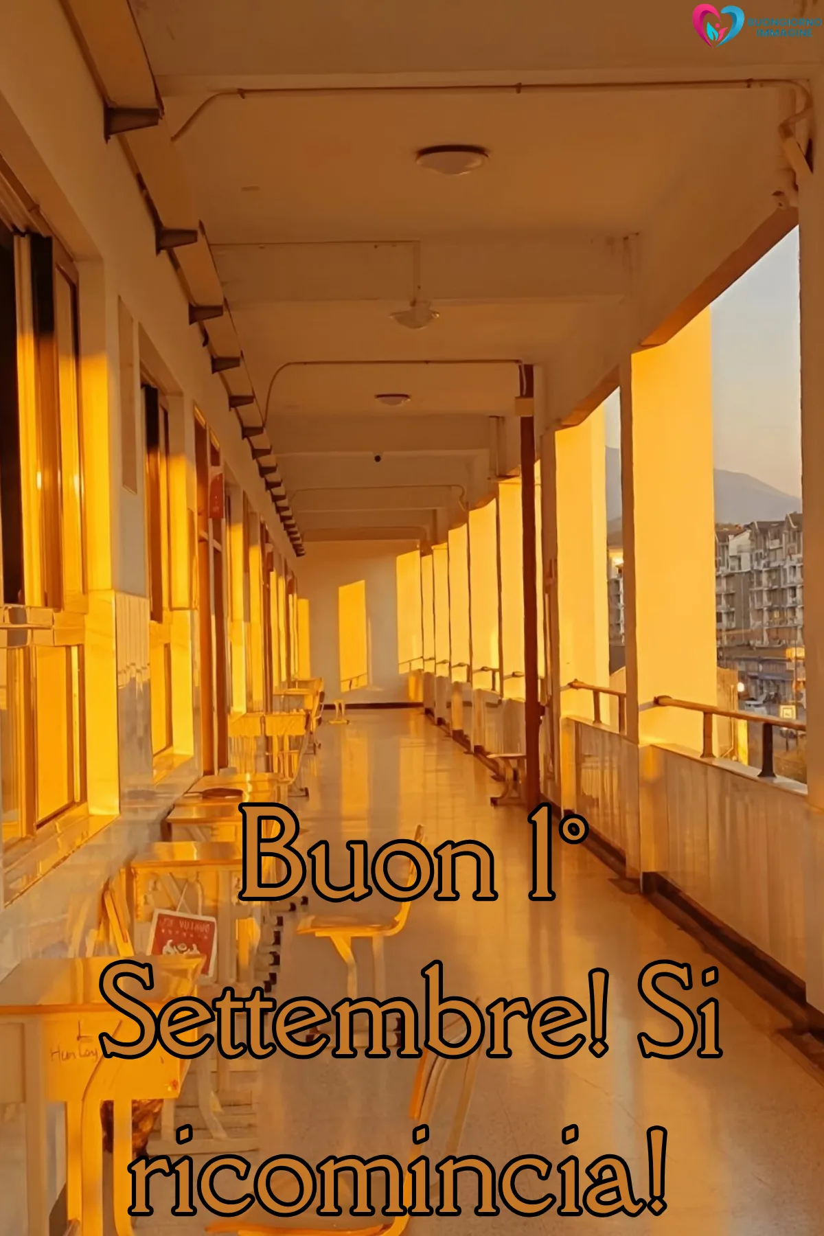 buongiorno 1 settembre - corridoio scolastico illuminato da luce dorata del tramonto - immagini nuove gratis per WhatsApp — buongiornoimmagine.it