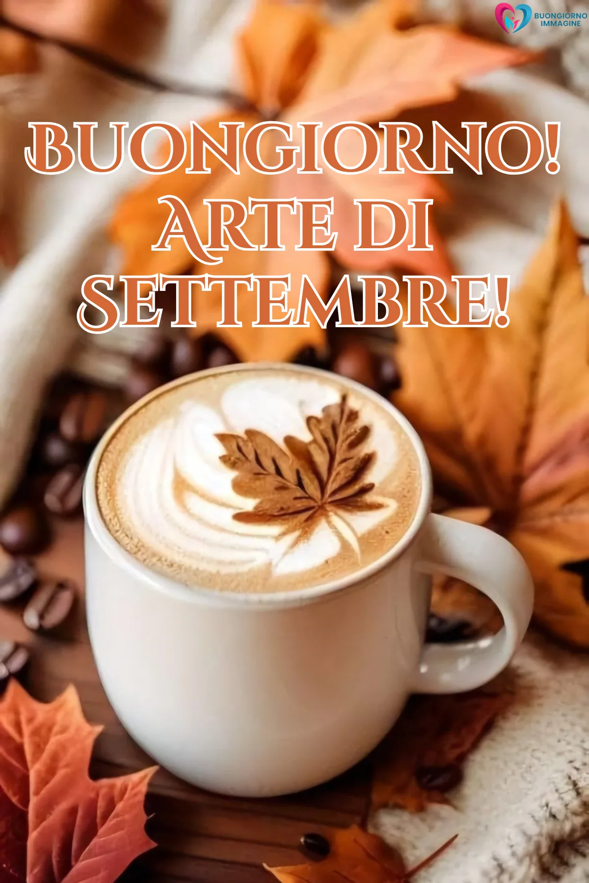 immagini buongiorno settembre - cappuccino con latte art foglia tra foglie autunnali - immagini nuove gratis per WhatsApp