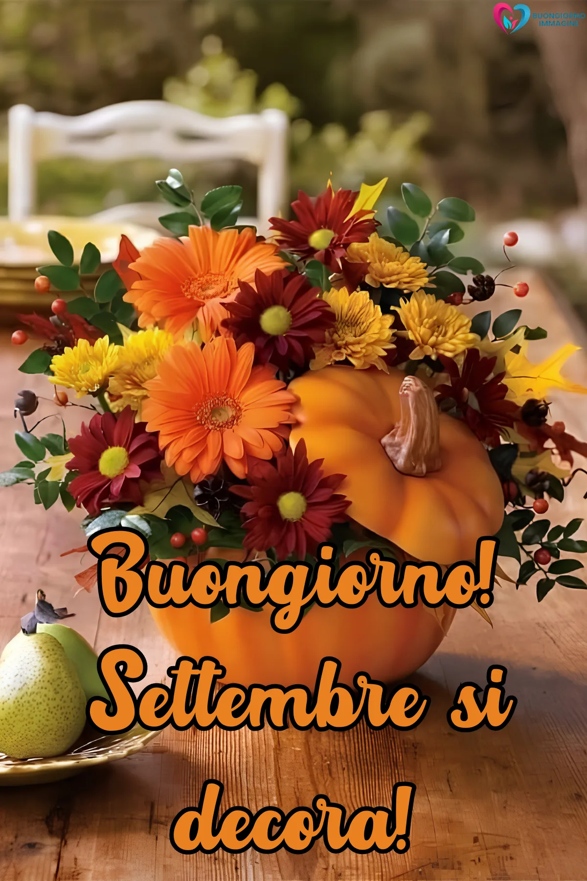 zucca arancione con fiori autunnali colorati su tavolo legno - buongiornoimmagine.it - settembre 2026