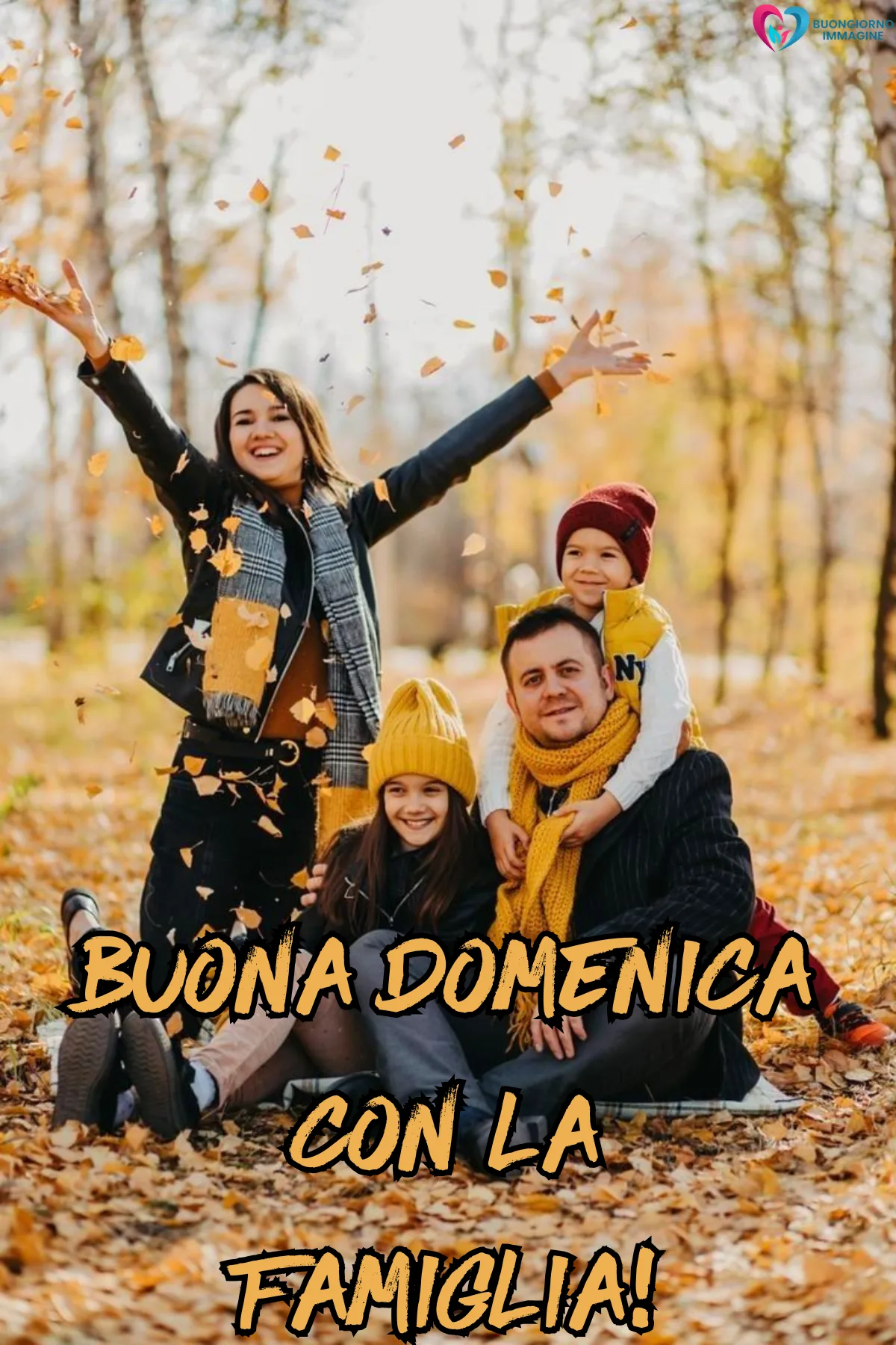 famiglia felice gioca con foglie autunnali nel bosco - buongiornoimmagine.it - settembre 2026